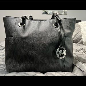 Slightly used Michael Kors tote…I’m very good condition